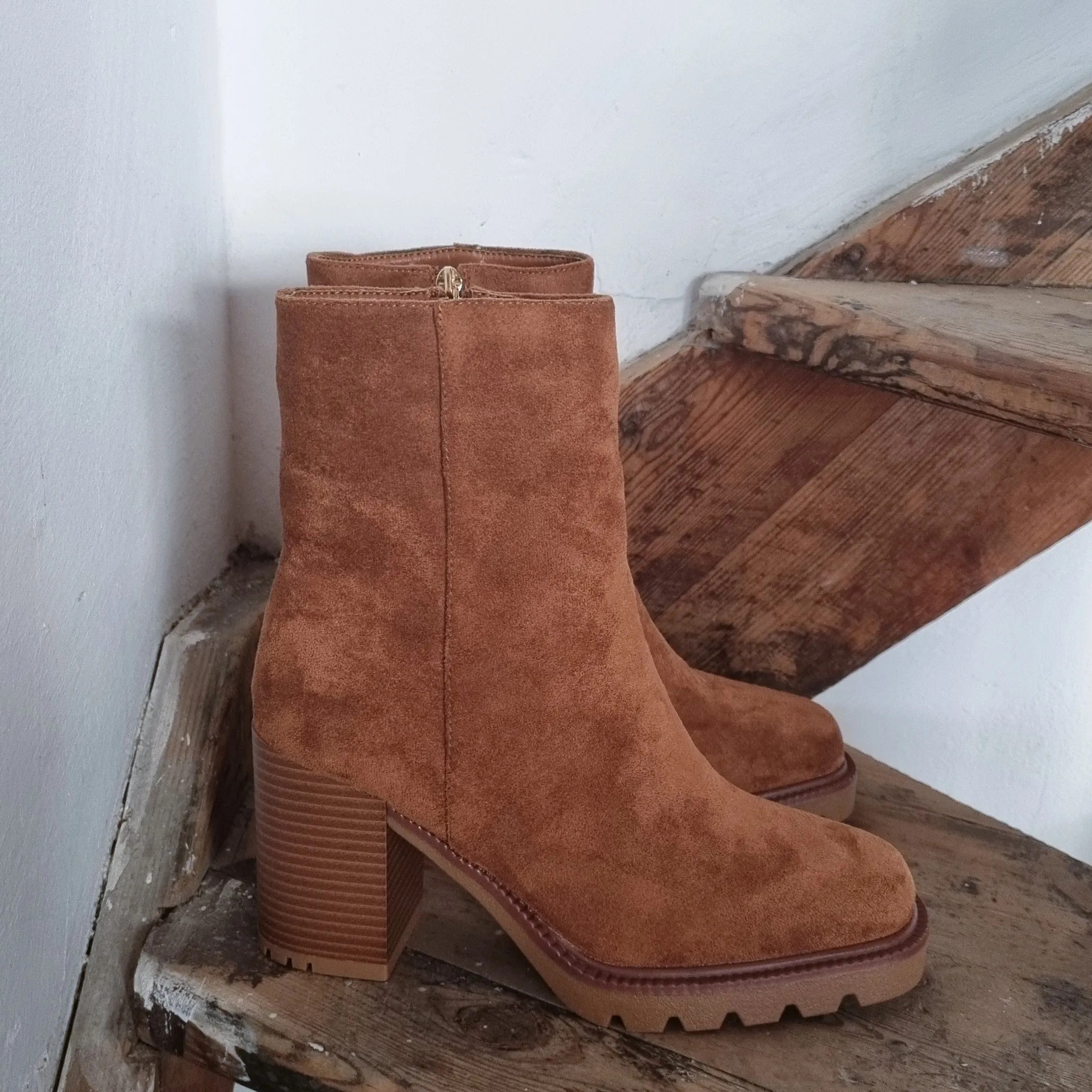 Anna's boots (camel)