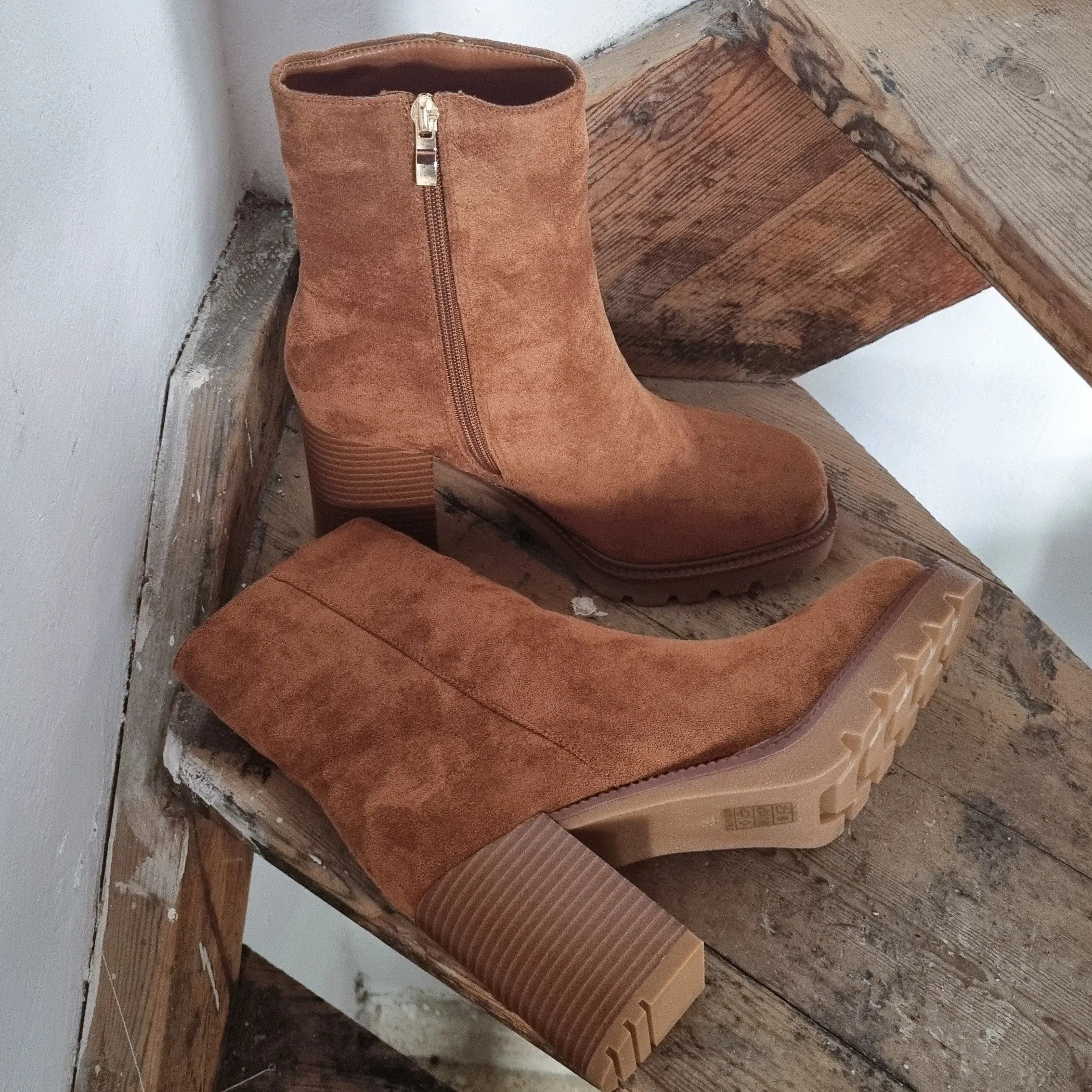 Anna's boots (camel)